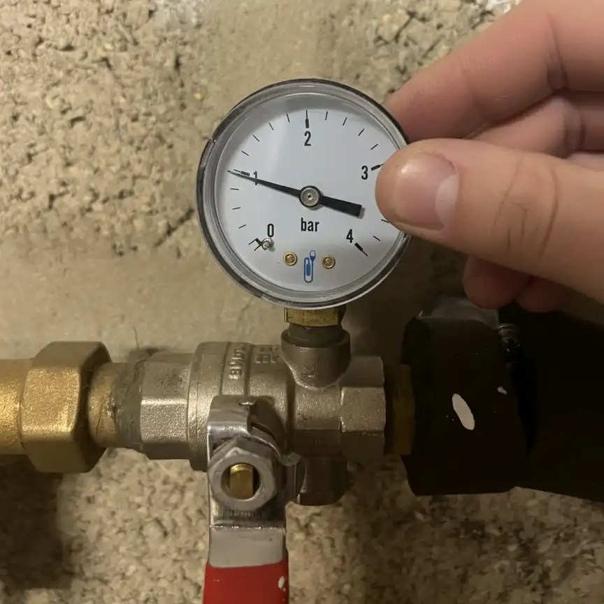 Manomètre de contrôle de pression sur une canalisation.